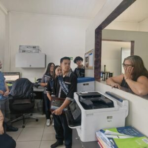 Visita del gobierno estudiantil del Liceo Elías Leiva Quirós a la municipalidad.