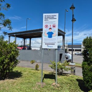 Colocación de rótulos en parques para prevenir la contaminación.