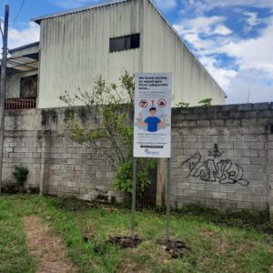 Colocación de rótulos en parques para prevenir la contaminación.