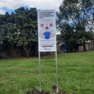 Colocación de rótulos en parques para prevenir la contaminación.