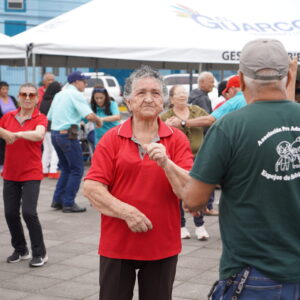 Parque de El Tejar se convirtió en pista de baile para los adultos mayores que culminaron programas de baile popular y salud y Recreación