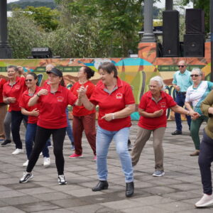 Parque de El Tejar se convirtió en pista de baile para los adultos mayores que culminaron programas de baile popular y salud y Recreación