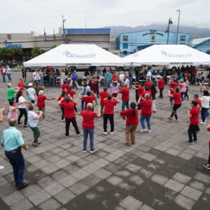 Parque de El Tejar se convirtió en pista de baile para los adultos mayores que culminaron programas de baile popular y salud y Recreación