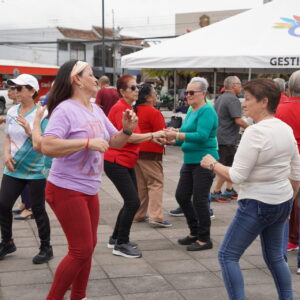 Parque de El Tejar se convirtió en pista de baile para los adultos mayores que culminaron programas de baile popular y salud y Recreación