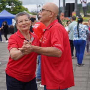 Parque de El Tejar se convirtió en pista de baile para los adultos mayores que culminaron programas de baile popular y salud y Recreación