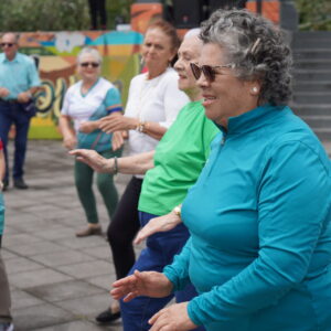 Parque de El Tejar se convirtió en pista de baile para los adultos mayores que culminaron programas de baile popular y salud y Recreación